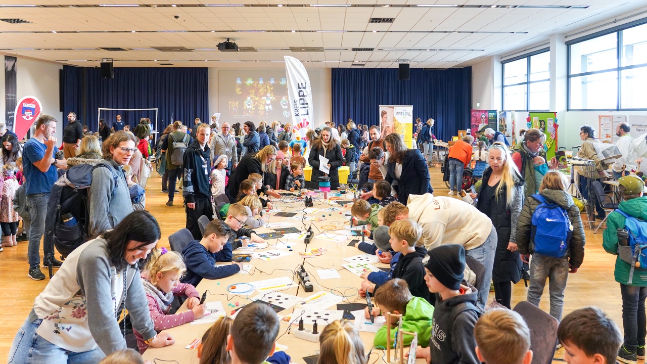 1.600 Kinder experimentieren beim großen MINTmachen