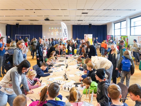 1.600 Kinder experimentieren beim großen MINTmachen