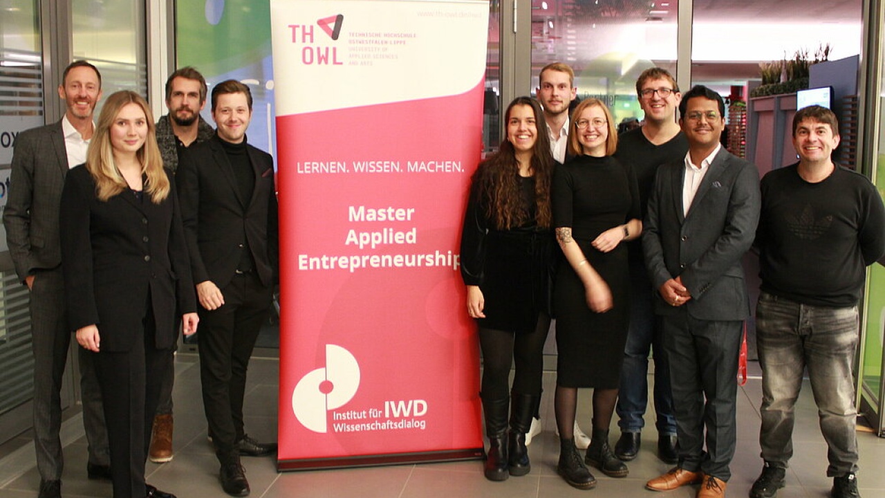Erste Master-Entrepreneurinnen und Entrepreneure erhalten ihre Urkunden