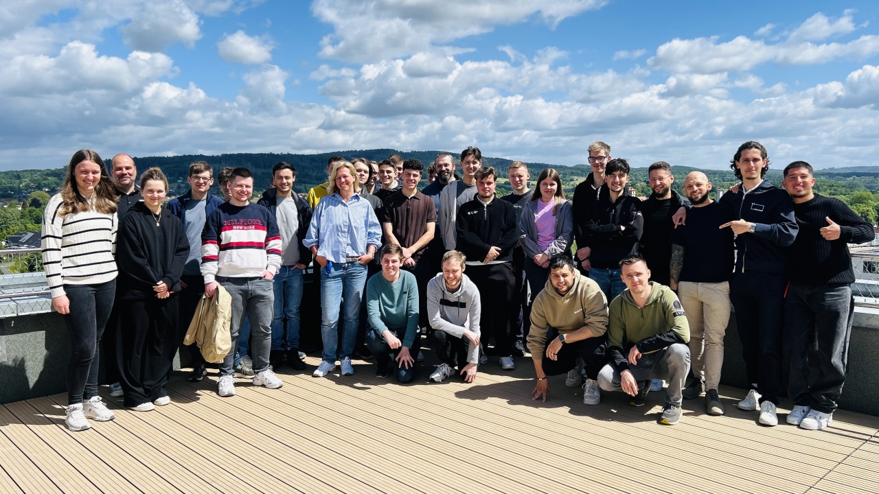 Junge Talente von PHOENIX CONTACT besuchen den Innovation Campus Lemgo