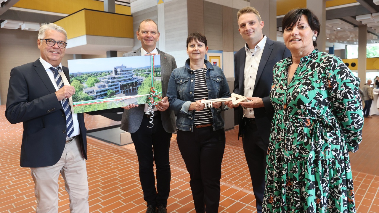 Schlüsselübergabe für modernisiertes Hauptgebäude