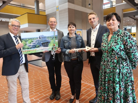 Schlüsselübergabe für modernisiertes Hauptgebäude