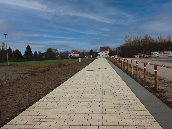 Der neue Campus Boulevard West in Lemgo ist gepflastert